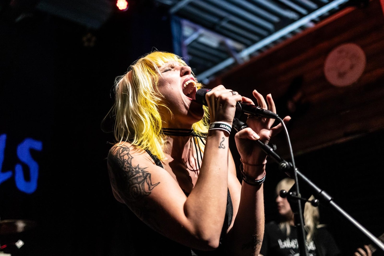 Death Sells zangeres Michaela Nitsotoli foto door Charlotte Grips